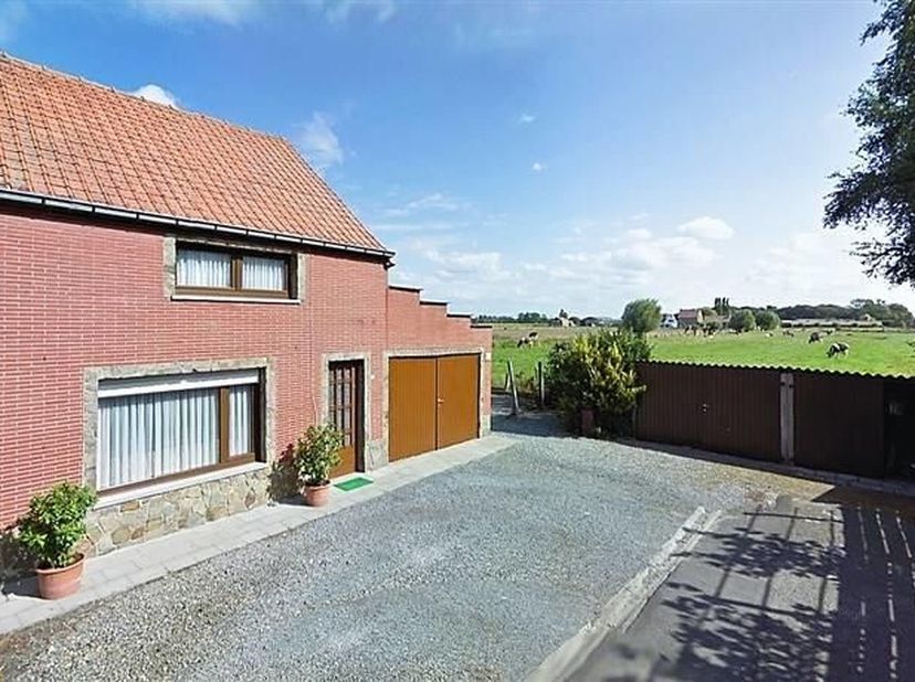 Voor wie houdt van de natuur en een rustige ligging in een doodlopende straat, doch goede verbinding Gistel-Ichtegem, vindt hier een prachtig renovati